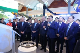 Председатель Совета членов Petrovietnam Ле Мань Хунг представил Генеральному секретарю То Ламу, премьер-министру Фам Минь Тьиню и другим руководителям партии и государства научно-технические достижения Petrovietnam на выставке науки и технологий «The New Genergy», состоявшейся 21 сентября. (Фото: Petrovietnam)