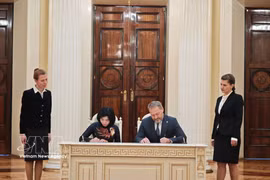 Постоянный заместитель секретарь Городского партийного комитета, председатель Народного совета, заместитель руководителя делегации депутатов Национального собрания города Ханоя Фунг Тхи Хонг Ха и председатель Законодательного собрания Санкт-Петербурга Александр Бельский подписали Меморандум о сотрудничестве между Народным советом города Ханоя и Законодательным собранием Санкт-Петербурга. (Фото: ВИА).