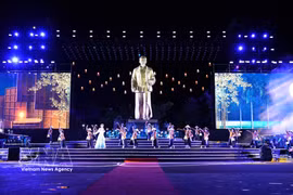 Вечером 18 мая 2026 года в общине Кимлиен провинции Нгеан состоялась церемония открытия фестиваля «Деревня Шен» 2026 года. Это одно из значимых мероприятий, посвящённых 136-летию со дня рождения Президента Хо Ши Мина (19 мая 1890 года — 19 мая 2026 года). (Фото: ВИА).