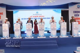 Делегаты нажимают кнопку, символизируя запуск проекта. Фото: ВИА.