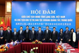 Делегации провинции Лангшон и Гуанси-Чжуанского автономного района (КНР) сфотографировались на память. (Фото: ВИА).