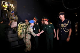 Руководство Департамента по поддержанию мира Вьетнама и Военно-медицинской академии 103 поздравляет рабочую группу полевого госпиталя №6 2-ого уровня с успешным завершением международной миссии. (Фото: ВИА)