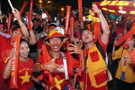 Болельщики празднуют победу после финального свистка арбитра. Фото: ВИА.