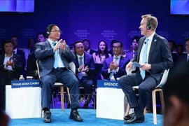 Премьер-министр Фам Минь Тьинь принимает участие в политическом диалоге с президентом и генеральным директором ВЭФ Борге Бренде (Фото: ВИА)