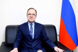 Посол Российской Федерации во Вьетнаме Г. С. Бездетко отвечает на вопросы прессы. (Фото: ВИА)