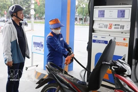 Покупатели приобретают бензин на автозаправочной станции № 03 (Petrolimex Хынгйен) на улице Куанг Чунг, квартал Чан Хынг Дао, провинция Хынгйен. (Фото: ВИА)