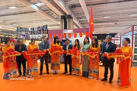 Перерезание ленточки на церемонии открытия вьетнамского пространства на Foire de Paris. (Фото: ВИА).