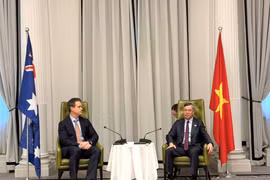 Министр финансов Нго Ван Туан проводит рабочую встречу с руководством Университета RMIT во главе с профессором Алеком Кэмероном, вице-канцлером и президентом Университета RMIT. Фото: tapchikinhtetaichinh.vn.