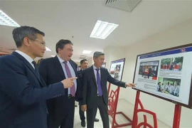 Посол США во Вьетнаме Марк Кнаппер и заместитель министра внутренних дел Као Хюй посетили выставку документов «30 лет дипломатических отношений между Вьетнамом и США». (Фото: ВИА).