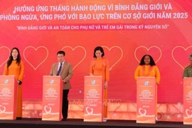 Делегаты провели церемонию подписания обязательств о совместных усилиях по продвижению гендерного равенства в цифровую эпоху. (Фото: ВИА)