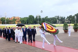 Председатель Государственной Думы России Вячеслав Володин вместе с делегацией высокого уровня возложил венок и посетил мавзолей Президента Хо Ши Мина. (Фото: ВИА).