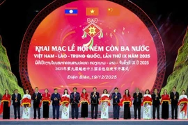 Делегаты проводят церемонию перерезания ленты на открытии Фестиваля. (Фото: ВИА)