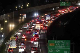 Транспортные средства с трудом продвигались плотным потоком на участке в конце скоростной магистрали Фапван — Каузе в направлении центра столицы вечером 21 февраля (снимок сделан в 22:00). (Фото: ВИА)