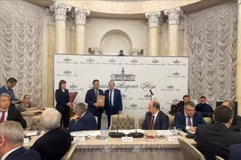 Профессор, академик Тьау Ван Минь с почётом принял высокое звание из рук профессора, академика Геннадия Красникова, президента Российской академии наук, Героя Труда России. (Фото: ВИА).