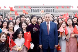 Генеральный секретарь ЦК КПВ, Президент То Лам с супругой сфотографировались вместе с вьетнамскими студентами в Пекине. Фото: ВИА