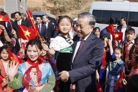 Генеральный секретарь То Лам с учащимися Межуровневой начальной и средней школы-интерната Сипафин. (Фото: ВИА).