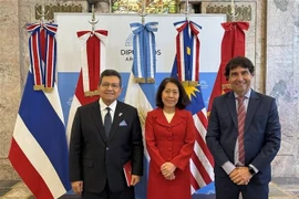 Посол Вьетнама Нго Минь Нгует, посол Индонезии Сулайман Шариф и председатели Торговой палаты Меркосур-АСЕАН (MACC) Родольфо Каффаро на семинаре. (Фото: ВИА)