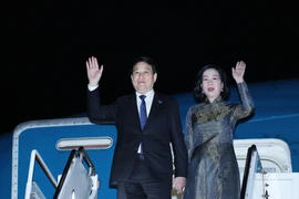 Президент Лыонг Кыонг, его супруга и высокопоставленная делегация Вьетнама приземлились в Международном аэропорту имени Джона Ф. Кеннеди в Нью-Йорке. (Фото: ВИА)