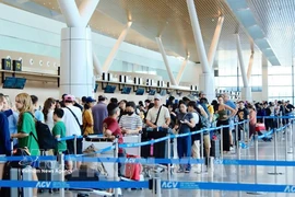 Пассажиры в терминале T3 международного аэропорта Таншоннят. (Фото: ВИА).