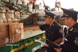 Таможенные силы проводят проверку и контроль экспортно-импортных товаров на международном пограничном пункте пропуска Хыунги (провинция Лангшон). (Фото: ВИА)