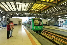 Пассажиры ожидают поезд на станции Тхыонг Динь. (Фото: ВИА)