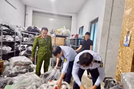 Контрафактная продукция под брендами Nike, Adidas и Puma, распространявшаяся преимущественно через страницы в Facebook и магазины на TikTok, была изъята силами Управления рынком. (Фото: baochinhphu.vn)