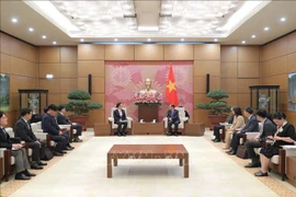 Заместитель председателя Национального собрания Ле Минь Хоан принял заместителя генерального директора по финансовым вопросам компании Samsung Electronics. (Фото: ВИА).