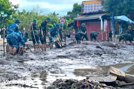С раннего утра сотни военнослужащих были мобилизованы армией для очистки от ила и грязи в районе древнего города Хойан, города Дананг. (Фото: Vietnam+)
