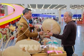 Традиционные ремесленные деревни привлекают посетителей на Весенней ярмарке 2026 года. (Фото: ВИА)