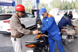 Покупатели заправляются на АЗС № 03 (Petrolimex Хынгйен) на улице Куангчжунг, квартал Чан Хынг Дао, провинция Хынгйен. (Фото: ВИА).