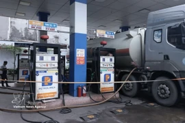 Автозаправочная станция в Ханое принимает поставку топлива для удовлетворения спроса рынка. (Фото: ВИА).