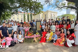 Вьетнамская община в Сингапуре возлагает цветы к памятнику Президенту Хо Ши Мину в Музее азиатских цивилизаций Сингапура по случаю 80-летия Августовской революции и Национального дня 2 сентября. (Фото: ВИА)