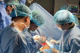 Врачи и медицинский персонал Военного госпиталя № 175 проводят операцию пациенту на острове Чыонгша. (Фото: предоставлено госпиталем).