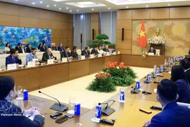 Заместитель Председателя Национального собрания Нгуен Хонг Зиен и участники мероприятия. (Фото: ВИА).