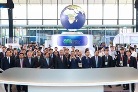 Товарищ Ле Мань Хунг, секретарь партийной организации и председатель Совета членов Petrovietnam, представил Генеральному секретарю То Ламу, Премьер-министру Фам Минь Тьиню и руководителям партии и государства достижения Petrovietnam в области науки и технологий. (Фото: Petrovietnam)