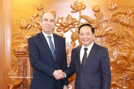 Заведующий Отделом ЦК КПВ по пропаганде, политическому воспитанию и работе с народными массами Чинь Ван Кует принял Посла Кубы во Вьетнаме Рохелио Поланко Фуэнтеса. (Фото: ВИА)