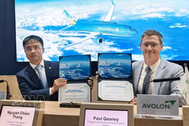 Заместитель генерального директора Vietnam Airlines Нгуен Тьиен Тханг и председатель и коммерческий директор компании Avolon Пол Гини после подписания соглашения об аренде дополнительных самолётов Boeing 737 MAX на авиасалоне в Фарнборо (Великобритания), 21 июля 2026 года. (Фото: ВИА).