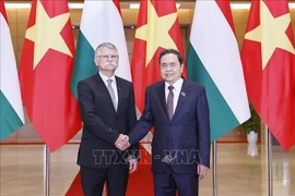 Председатель НС Чан Тхань Манн приветствует председателя НС Венгрии Ласло Кёвера с официальным визитом во Вьетнам. (Фото: ВИА).