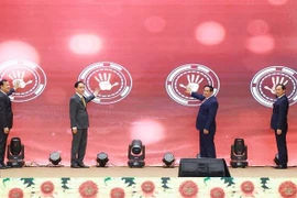 Премьер-министр Фам Минь Тьинь и руководство МИД открывают Базу данных по международным договорам. (Фото: ВИА).