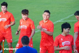 Днём 30 мая футболисты сборной Вьетнама провели первую тренировку в Ханое в рамках подготовки к матчу против сборной Малайзии. (Фото: Vietnam+)