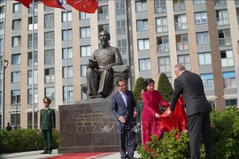 Супруга Генерального секретаря Нго Фыонг Ли и губернатор Санкт-Петербурга А. Беглов провели церемонию торжественного открытия площади имени Хо Ши Мина. (Фото: ВИА)