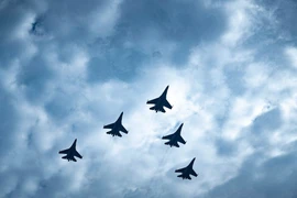 Пять истребителей Су-30МК2 репетируют строем «стрела» в рамках подготовки к празднованию Дня независимости. (Фото: ВИА).