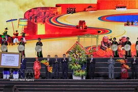 Член Политбюро, секретарь Центрального комитета КПВ, председатель Центральной контрольно-ревизионной комиссии Чан Ши Тхань и заместитель Премьер-министра Май Ван Тьинь поздравляют провинцию Бакнинь. (Фото: ВИА)