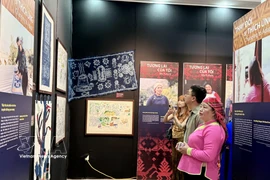 Во второй половине дня 27 марта 2026 года в Музее вьетнамских женщин (Ханой) открылась выставка «Сеять зелень на вершине облаков», рассказывающая истории женщин этнических меньшинств Вьетнама, занимающихся экотуризмом и адаптирующихся к изменению климата. (Фото: ВИА)