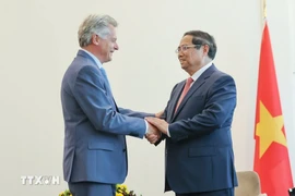 Премьер-министр Фам Минь Тинь (справа) встречается с генеральным секретарем Коммунистической партии Франции Фабиеном Русселем в Париже 10 июня. (Фото: ВИА)