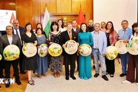 Посол Нгуен Тхи Минь Нгует сфотографировалась на память с болгарскими журналистами. (Фото: ВИА)