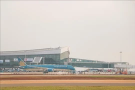 Широкофюзеляжный самолёт Boeing 787-9 авиакомпании Vietnam Airlines выполняет технический рейс из аэропорта Таншоннят в аэропорт Лонгтхань. (Фото: ВИА)
