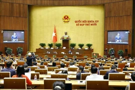 Министр финансов Нгуен Ван Тханг дал разъяснения и прояснил ряд вопросов, поднятых депутатами Национального собрания. (Фото: ВИА).