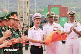 Во главе индийского военного флота INS Delhi стоит адмирал Сушил Менон, командир Восточного флота ВМС Индии. Представители командования 3-го военно-морского региона подарили цветы и поздравили корабль по прибытии в Дананг. (Фото: Vietnam+)