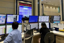 Синоптик анализирует данные в системе Smartmet для подготовки прогнозных бюллетеней и ранних предупреждений о стихийных бедствиях в Национальном центре гидрометеорологического прогнозирования. (Фото: nhandan.vn)